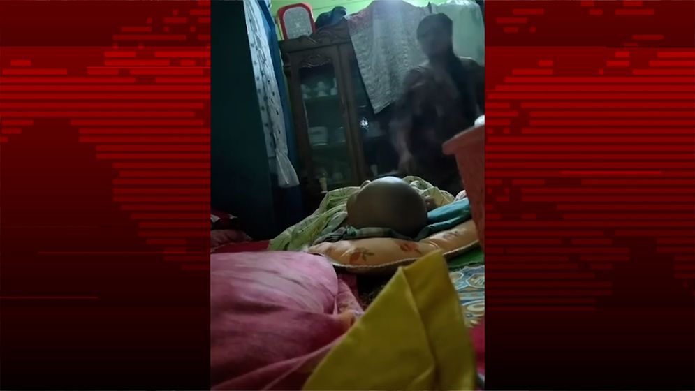 নরসিংদীতে দুই মাসের শিশুর পা মুচড়ে দেওয়া চাচী পলাতক; আটক ২