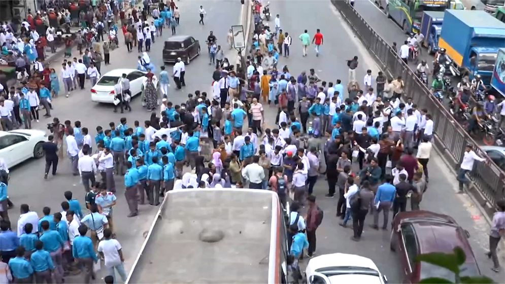 শিক্ষামন্ত্রীর পদত্যাগের দাবিতে আজও উত্তরায় শিক্ষার্থীদের সড়ক অবরোধ; যান চলাচল বন্ধ