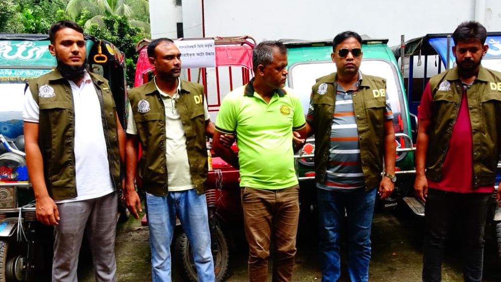 লালমনিরহাটে ডিবির অভিযানে ৫টি চোরাই অটো উদ্ধার, আটক ১
