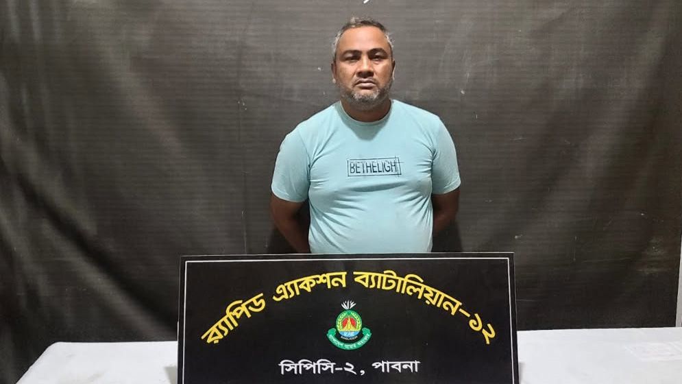 পাবনায় র‍্যাবের অভিযানে আগ্নেয়াস্ত্র-গুলিসহ আটক ১