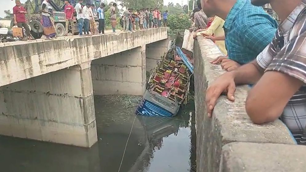 মানিকগঞ্জে নিয়ন্ত্রণ হারিয়ে বাস খাদে পড়ে নিহত ১, আহত অন্তত ১০