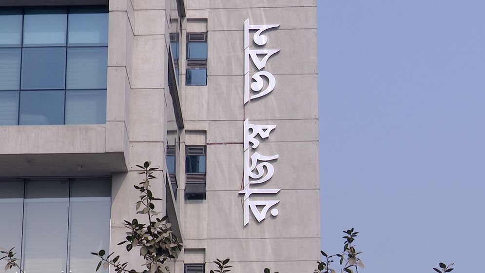 আয়করের নতুন কাঠামোতে বাড়ছে মধ্যবিত্তের চাপ