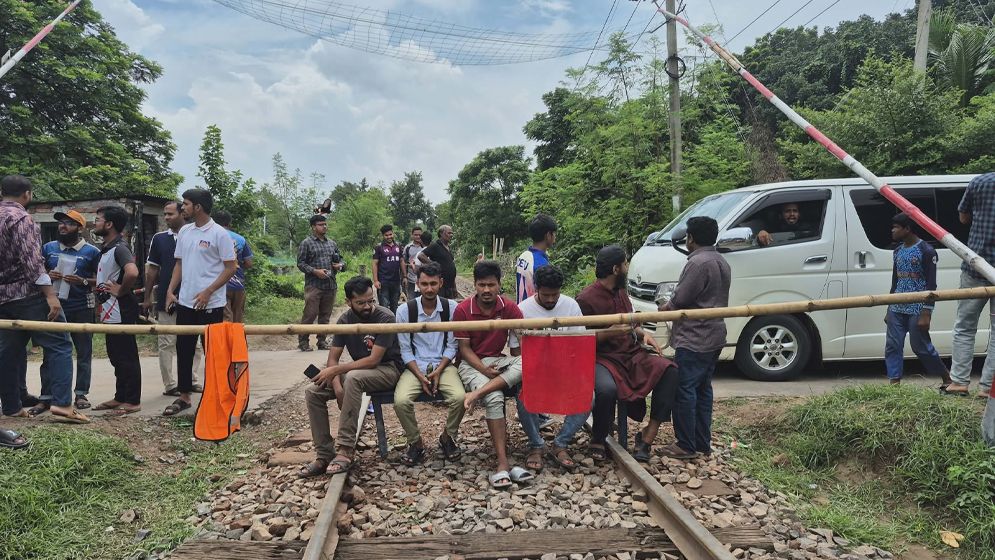 ট্রেনে রাবির এক শিক্ষার্থীকে মারধরের অভিযোগ; প্রতিবাদে রেললাইন অবরোধ