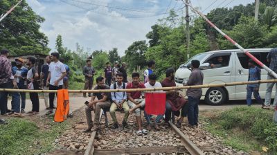 ট্রেনে রাবির এক শিক্ষার্থীকে মারধরের অভিযোগ; প্রতিবাদে রেললাইন অবরোধ