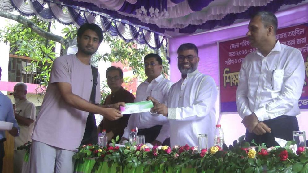 চুয়াডাঙ্গায় ২৯২ মেধাবী শিক্ষার্থীর হাতে জেলা পরিষদের শিক্ষাবৃত্তি প্রদান