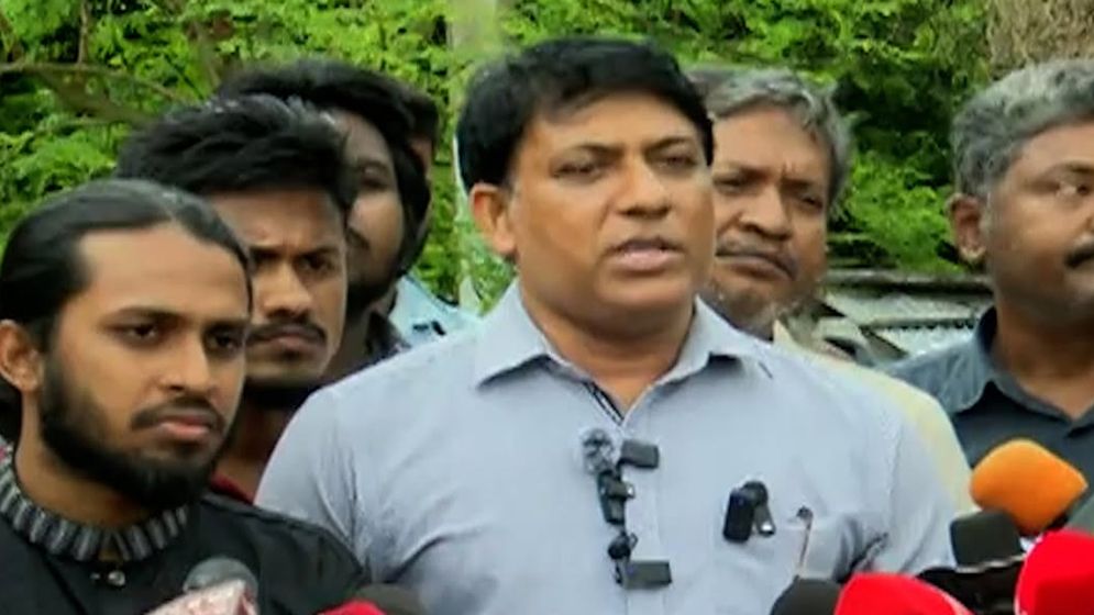 ৪ দফা দাবি মেনে নেওয়ার সিদ্ধান্ত, ৯ ঘণ্টা পর রেলপথ অবরোধ তুলে নিলো রাবি শিক্ষার্থীরা