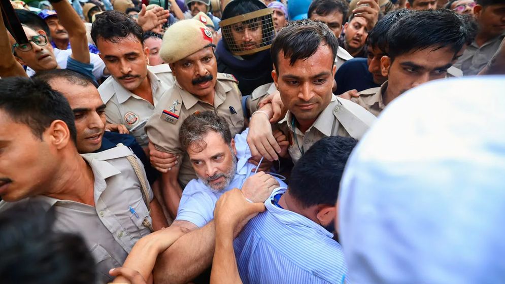 মোদির বাসভবনের সামনে থেকে রাহুল ও প্রিয়াঙ্কা গান্ধী আটক