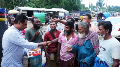জামায়াত থেকে এমপি গাজী নজরুল ইসলামকে বহিষ্কারে সাতক্ষীরায় মিষ্টি বিতরণ