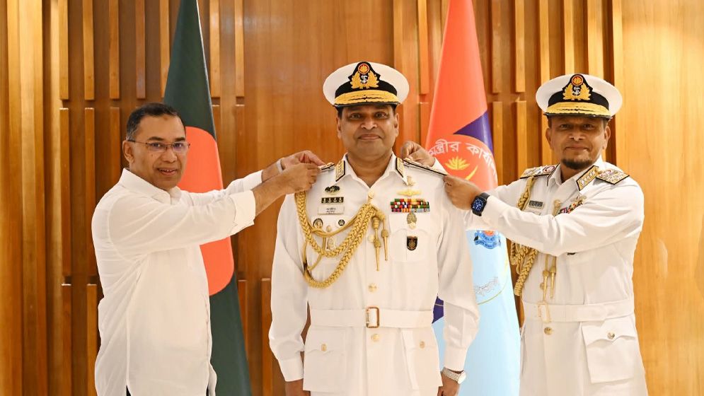 নবনিযুক্ত নৌবাহিনী প্রধানকে র‍্যাঙ্ক ব্যাজ পরালেন প্রধানমন্ত্রী