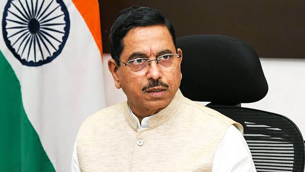 ধর্মেন্দ্র প্রধানের পদত্যাগের পর ভারতের নতুন কেন্দ্রীয় শিক্ষামন্ত্রী হলেন প্রহ্লাদ জোশী