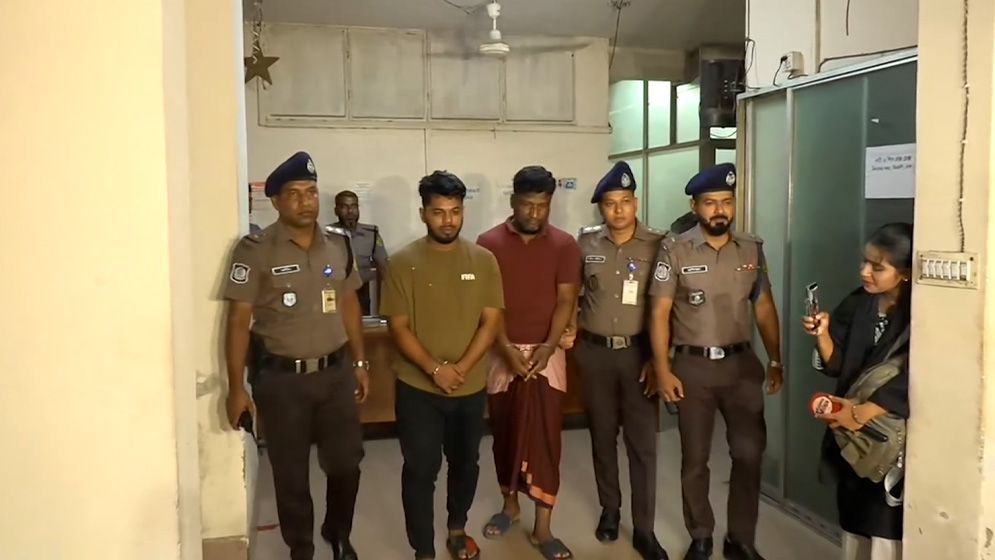 তিনশো ফিটে জোরপূর্বক অর্থ আদায় চক্রের দুই সদস্য গ্রেফতার