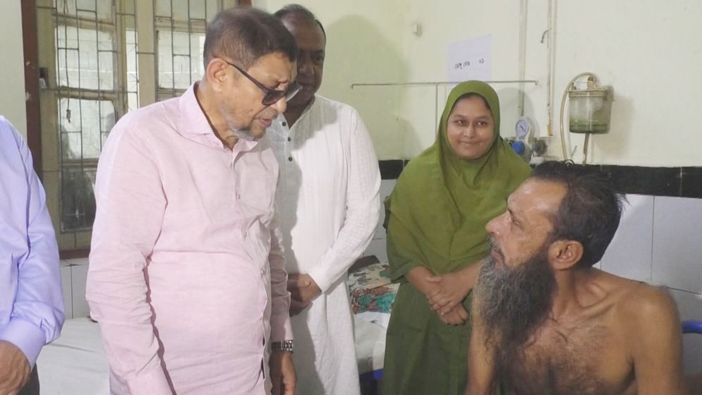 সাতক্ষীরায় হাসপাতাল আকস্মিক পরিদর্শনে স্বাস্থ্যমন্ত্রী, দুই চিকিৎসক বরখাস্ত