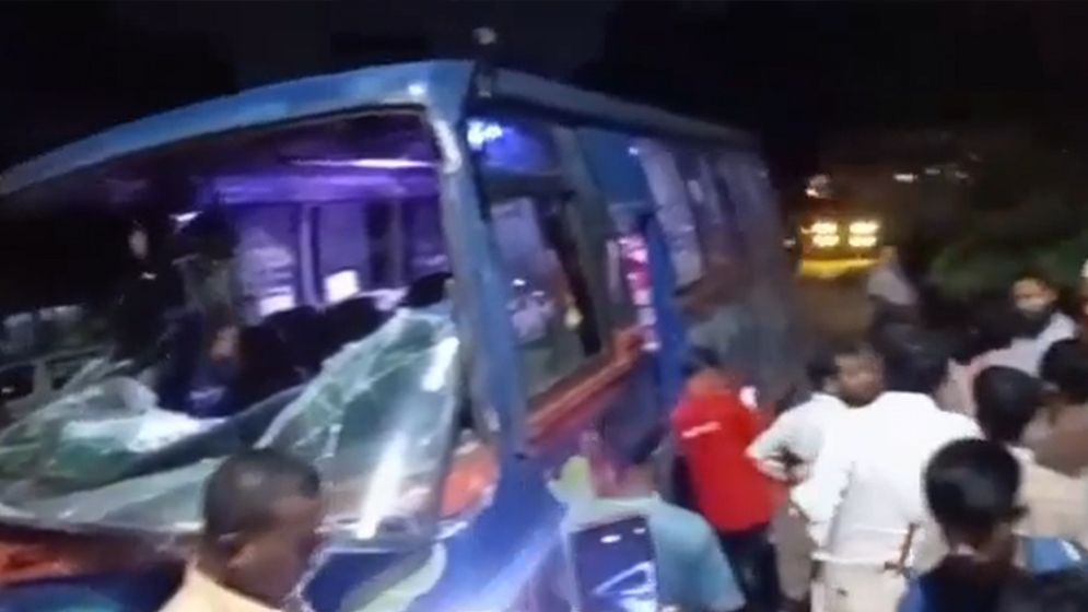 বাস নিয়ন্ত্রণ হারিয়ে কুর্মিটোলা হাসপাতাল প্রাঙ্গণে, নিহত ১