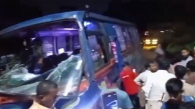 বাস নিয়ন্ত্রণ হারিয়ে কুর্মিটোলা হাসপাতাল প্রাঙ্গণে, নিহত ১