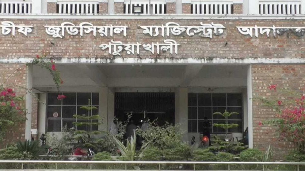 পটুয়াখালীতে দুই কুকুরকে পিটিয়ে হত্যা, অভিযুক্তদের বিরু‌দ্ধে গ্রেফতারী প‌রোয়ানা