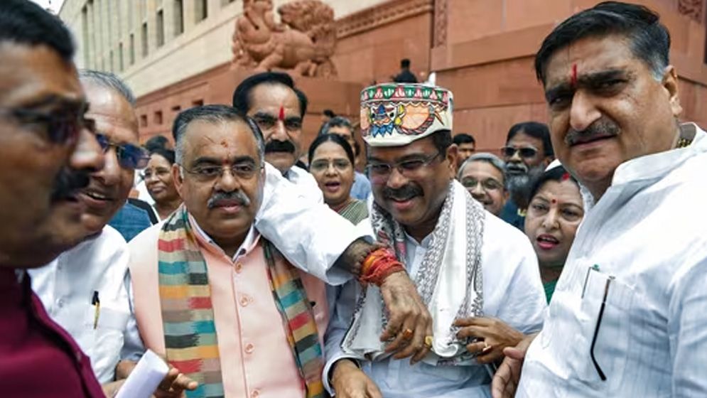 'ধর্মেন্দ্র প্রধান জিন্দাবাদ'— বলেই সাবেক শিক্ষামন্ত্রীকে সংসদে অভ্যর্থনা বিজেপির