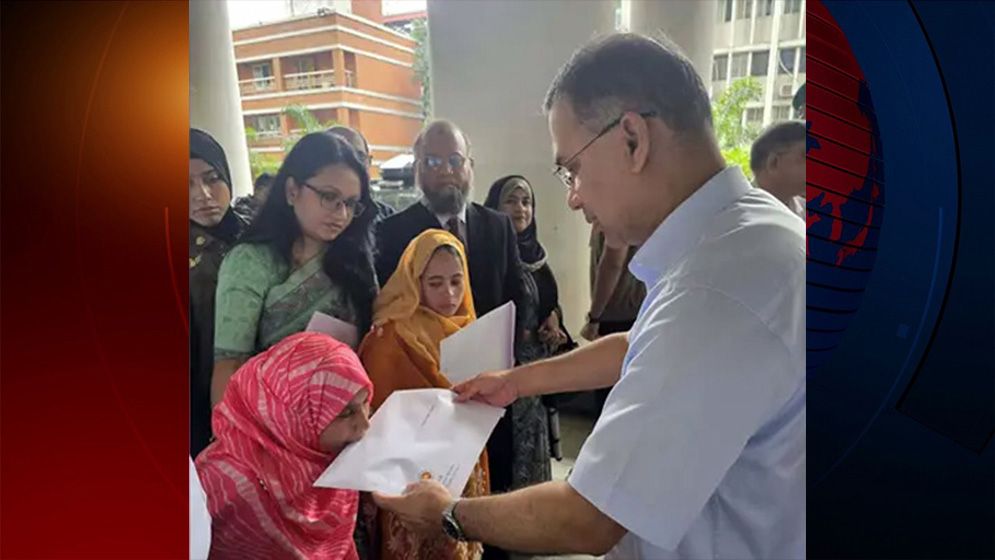 প্রতিবন্ধী তিন ব্যক্তিকে নিয়োগপত্র তুলে দিলেন প্রধানমন্ত্রী