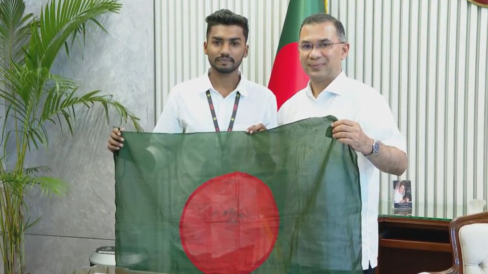 প্রধানমন্ত্রীর হাতে রক্তমাখা জাতীয় পতাকা তুলে দিলেন জুলাইযোদ্ধা শেখ আজিজুর