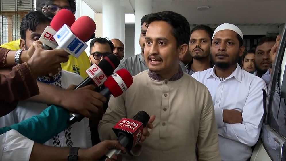 স্লোগান দিয়ে গাড়িতে রড, ইট ও পাথর ছুড়ে মারে: সারজিস