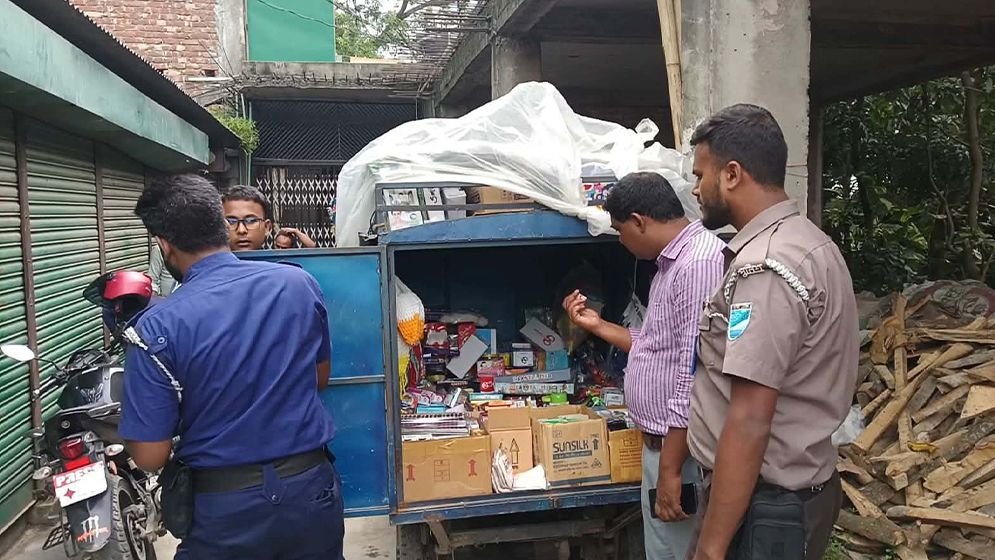 টাঙ্গাইলে মেয়াদোত্তীর্ণ ওষুধ ও নকল প্রসাধনী বিক্রি; ১ লাখ ৬০ হাজার টাকা জরিমানা