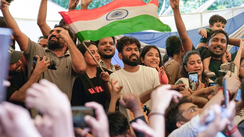 ছেলের বিদেশে পড়াশোনার বিপুল খরচ জোগালেন কীভাবে? অভিজিতের বাবার বিরুদ্ধে তদন্তের দাবি
