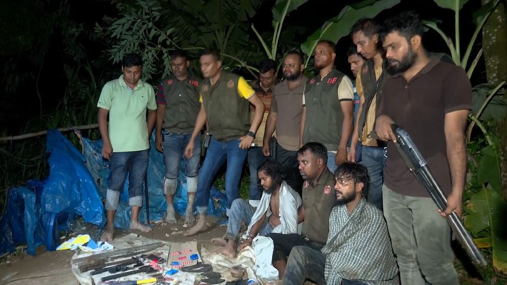 বগুড়ায় অভিযান চালিয়ে রকি বাহিনীর তিনজন গ্রেফতার