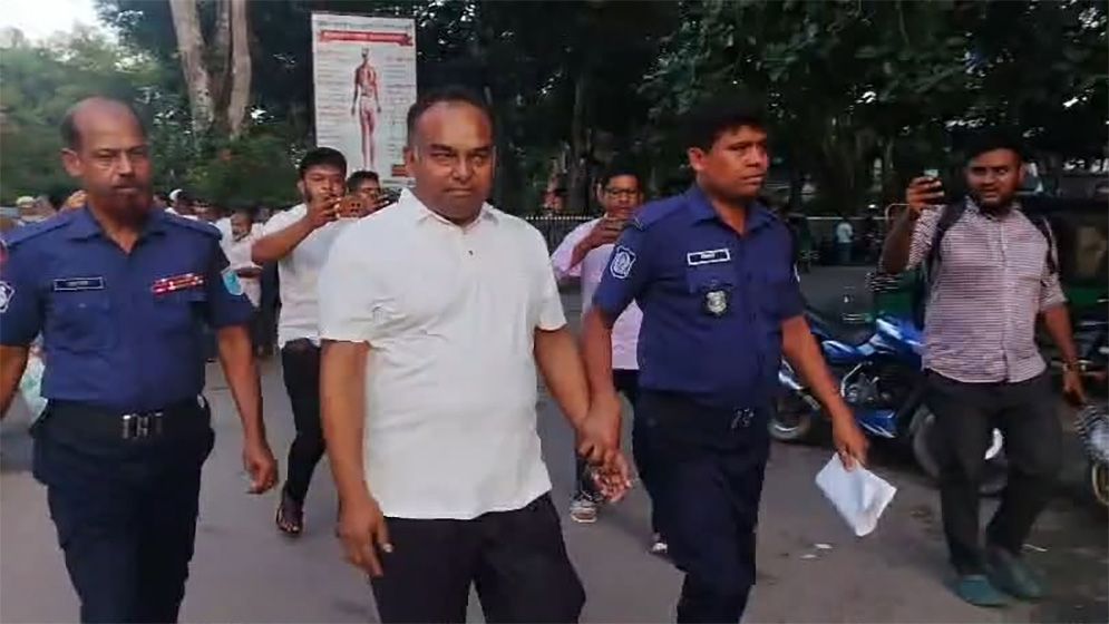 ৬২ মামলার আসামি ‘বোমা কুদ্দুস’ গ্রেফতারের পর কারাগারে
