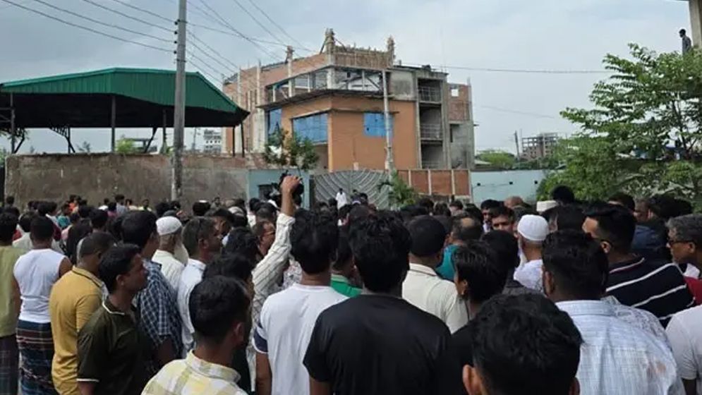 পরিচ্ছন্নতাকর্মীদের সঙ্গে স্থানীয়দের সংঘর্ষ, ডিএনসিসি প্রশাসক ও এমপির ওপর 'হামলা'