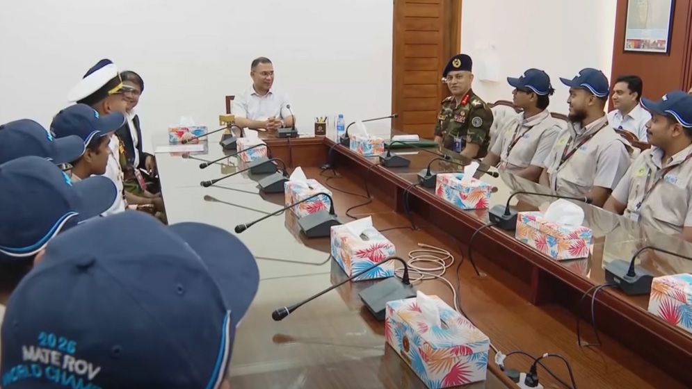 প্রধানমন্ত্রীর সঙ্গে সাক্ষাৎ করলো আন্ডারওয়াটার রোবট প্রতিযোগিতার বিশ্বচ্যাম্পিয়ন দল