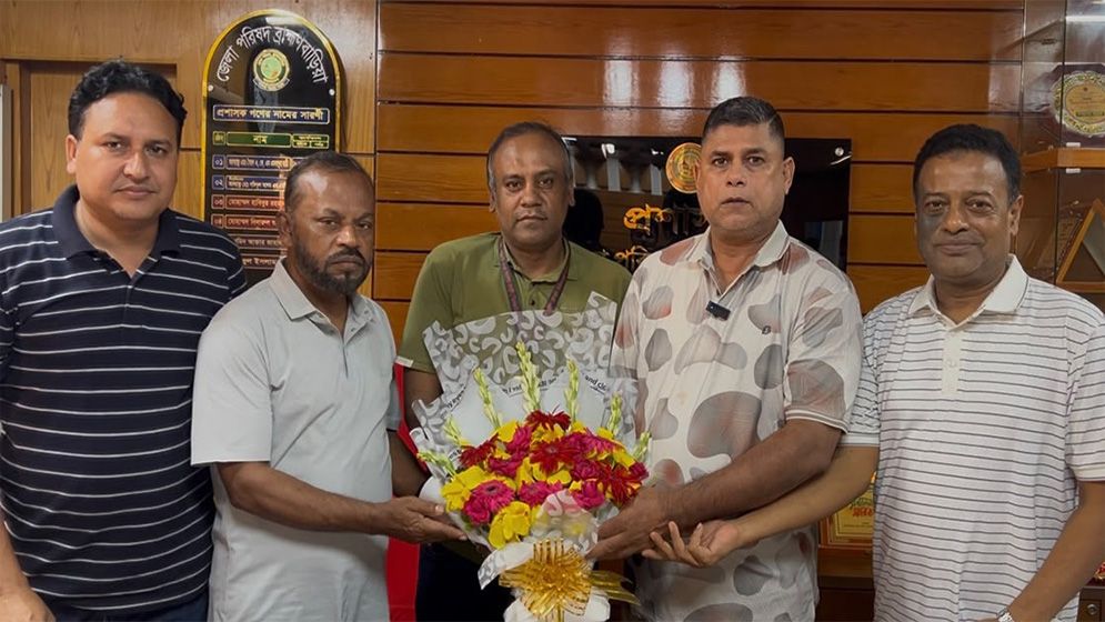 ট্রেনে জর্দার কৌটায় মিলল স্বর্ণ-টাকা, ফিরিয়ে দিয়ে সংবর্ধনা পেলেন স্টুয়ার্ড