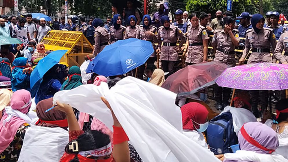 আগস্টেই যোগদানের দাবিতে শাহবাগে প্রাথমিকে সুপারিশপ্রাপ্ত শিক্ষকদের অবস্থান