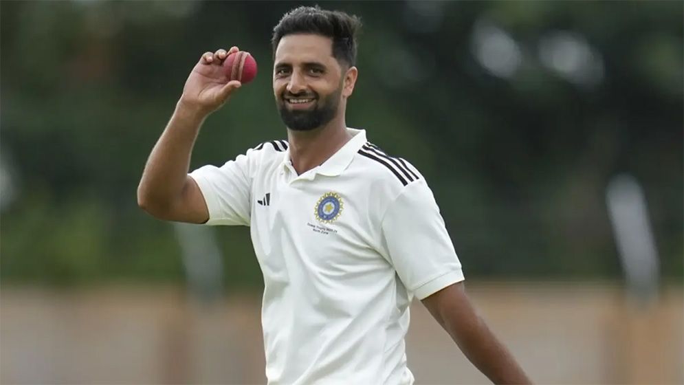 ভারতের টেস্ট দলে প্রথমবারের মতো কাশ্মিরের পেসার আকিব নবি