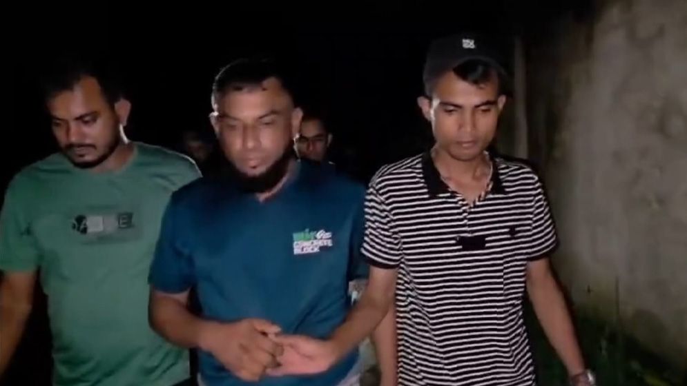 সাবেক প্রধানমন্ত্রী খালেদা জিয়ার গাড়িবহরে হামলা মামলার আসামি যুবলীগ নেতা গ্রেফতার