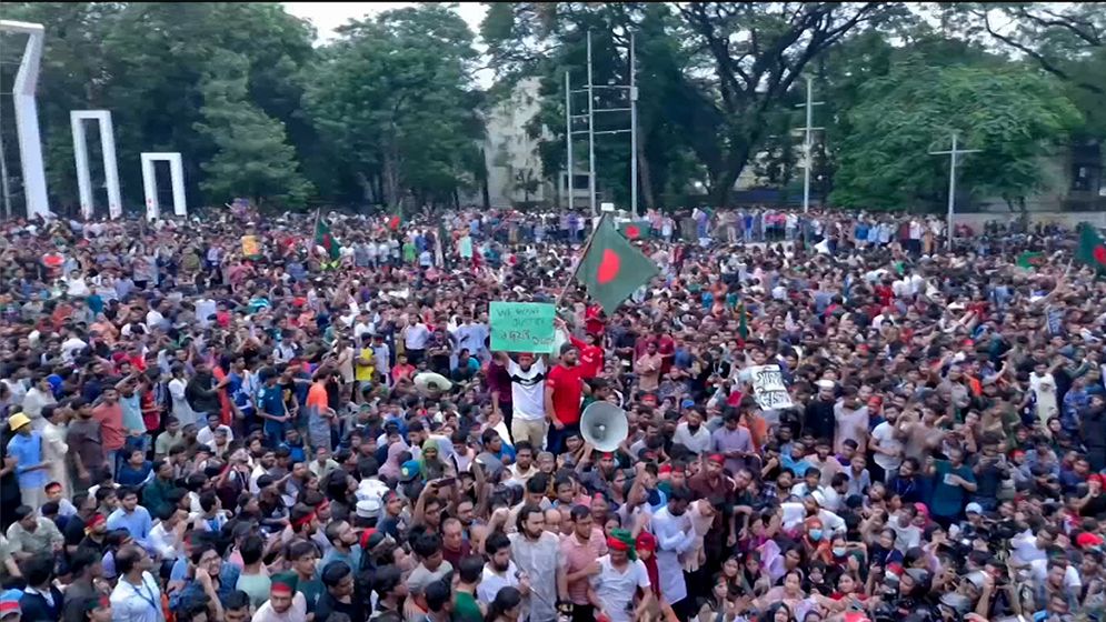 ‘মার্চ টু ঢাকা’ একদিন এগিয়ে, গণঅভ্যুত্থানের দ্বারপ্রান্তে বাংলাদেশ