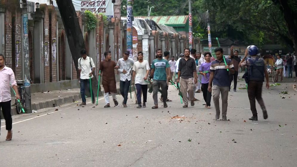 আলিয়া মাদরাসার সামনে ছাত্রদল-ছাত্রশিবিরের সংঘর্ষ