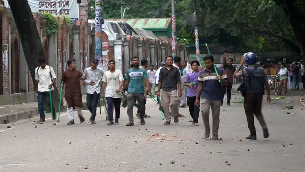 আলিয়া মাদরাসার হলে প্রবেশে বাধা দেওয়ার অভিযোগ শিবিরের
