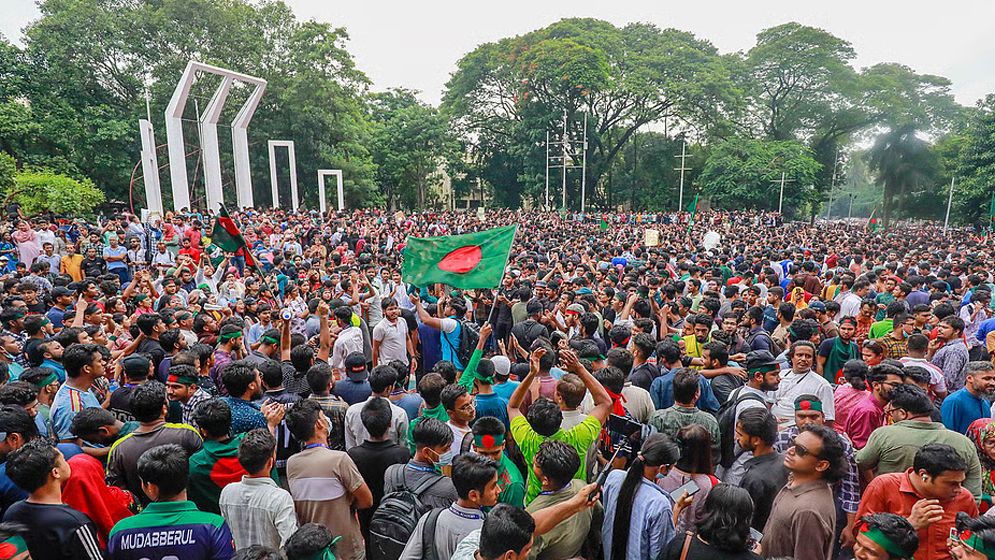 মুক্তিকামী জনতার আকাঙ্ক্ষার স্রোত নামে শহীদ মিনারে