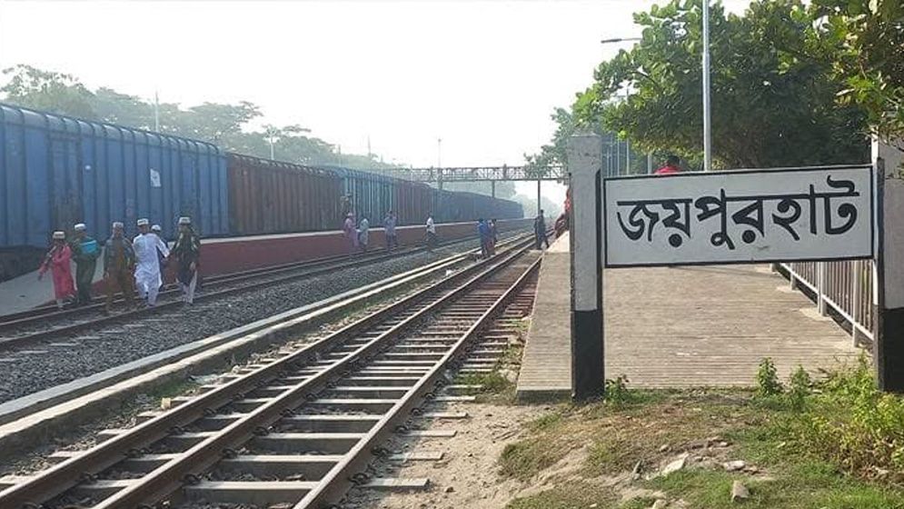 জয়পুরহাটে নীলসাগর এক্সপ্রেস থেকে ছিটকে প্রাণ গেলো ট্রেনের ক্যানটিন বয়ের