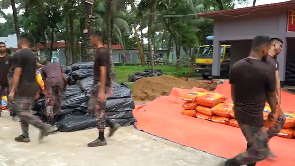 ব্রাহ্মণবাড়িয়ায় বালুভর্তি ডাম্প ট্রাক থেকে কোটি টাকার ভারতীয় জিরা জব্দ