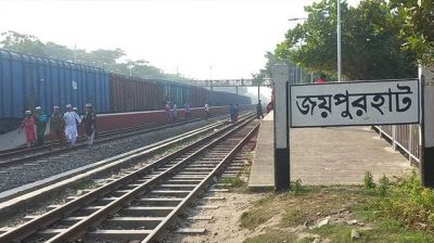 জয়পুরহাটে নীলসাগর এক্সপ্রেস থেকে ছিটকে প্রাণ গেলো ট্রেনের ক্যানটিন বয়ের