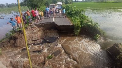 লালমনিরহাটে তিস্তার পানির তোড়ে ভেঙে গেলো আঞ্চলিক সড়ক, দূর্ভোগে হাজারও মানুষ