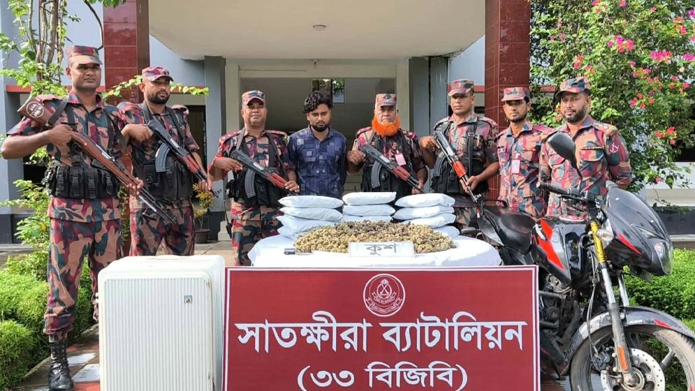 সাতক্ষীরায় ১২ কেজি মাদক কুশসহ চোরাকারবারী আটক