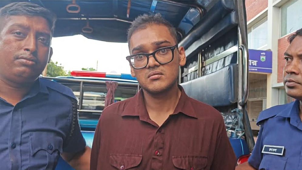 নাটোরে বিমানমন্ত্রী ও হুইপের পথসভা থেকে উদ্ধার অস্ত্রটি খেলনা পিস্তল, দাবি পুলিশের