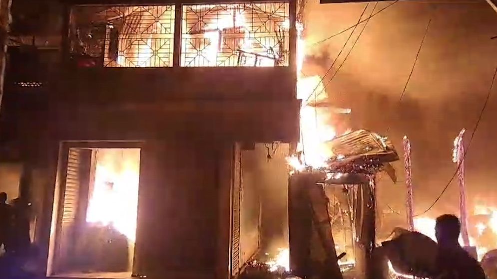 নেত্রকোণায় আগুনে পুড়ল ২৫টি দোকান