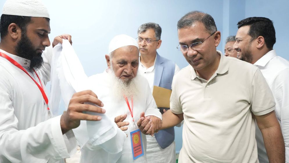 হেফাজতে ইসলামের আমিরের সঙ্গে সাক্ষাৎ করলেন প্রধানমন্ত্রী