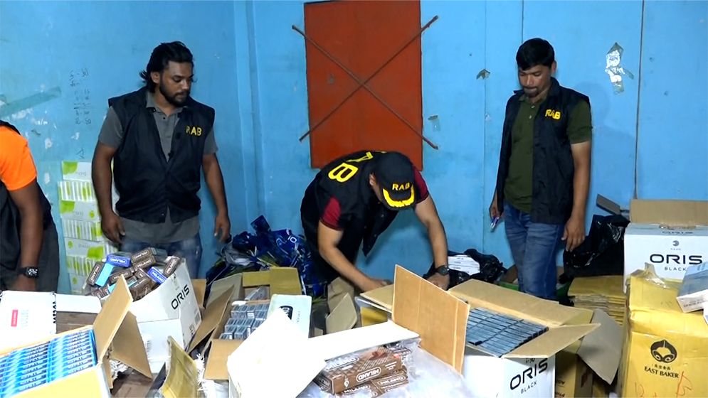 চট্টগ্রামে র‍্যাবের অভিযানে দেড় কোটি টাকার বিদেশি সিগারেট জব্দ