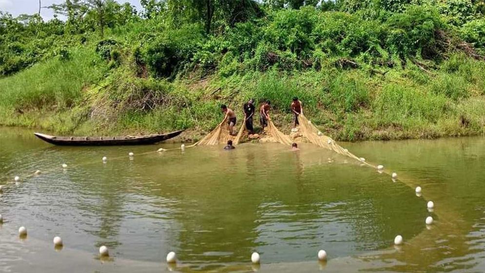 নিষেধাজ্ঞা শেষে কাপ্তাই হ্রদে মাছ ধরা শুরু