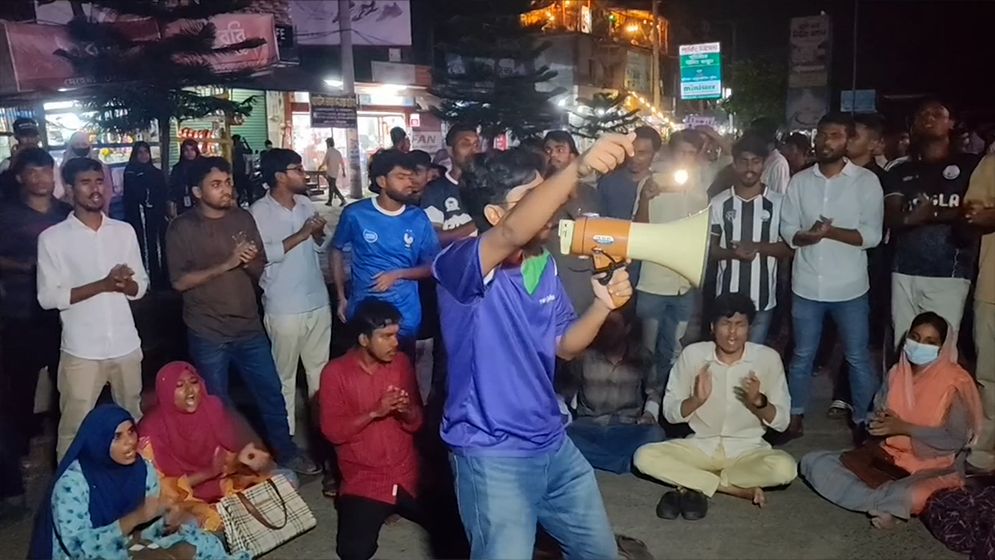 বরিশাল বিশ্ববিদ্যালয়ের শিক্ষার্থী নিহতের ঘটনায় মহাসড়কে বিক্ষোভ ও অবরোধ
