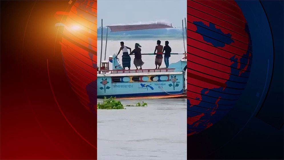 চাঁদপুরে তিন নদীর মোহনার ঘূর্ণিস্রোতে ৪,৪০০ বস্তা সিমেন্টসহ কার্গো নিমজ্জিত