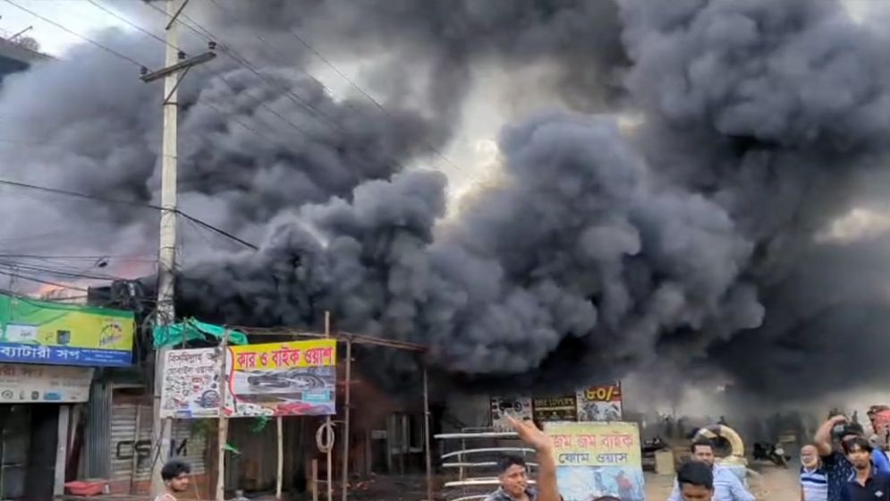 নারায়ণগঞ্জে কেমিক্যাল গোডাউনে অগ্নিকাণ্ড